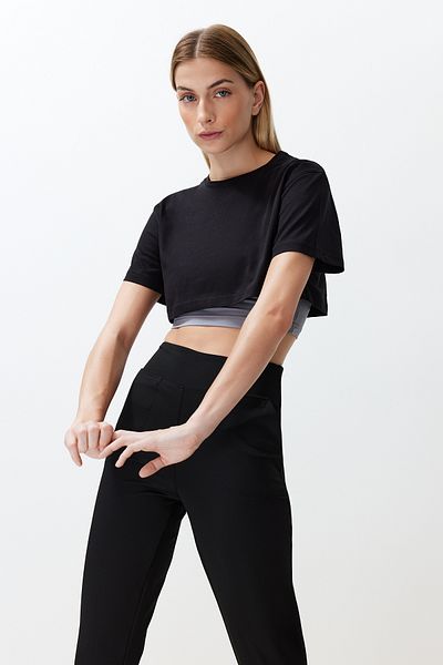 Trendyol Collection REFLEXOR TISKOVÁ TRIKO ČERNÁ ŠEDÁ Melange Crop SPORT 100% BAVLNA THMSS24TS00001
