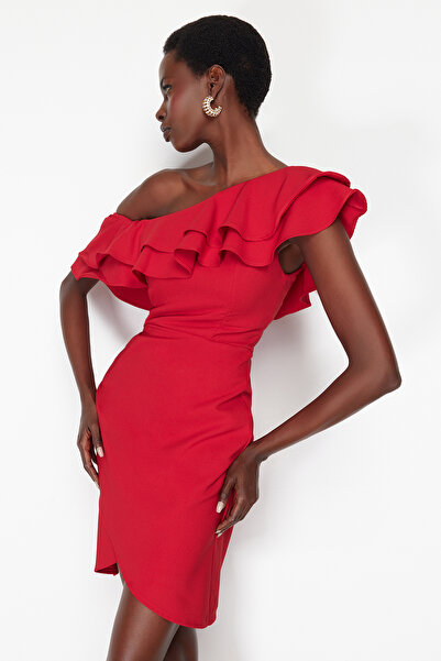 Trendyol Collection Červené nařasené tkané krátké stylové večerní šaty s jedním rukávem Noční šaty pro návrat domů TPRSS24EL00013