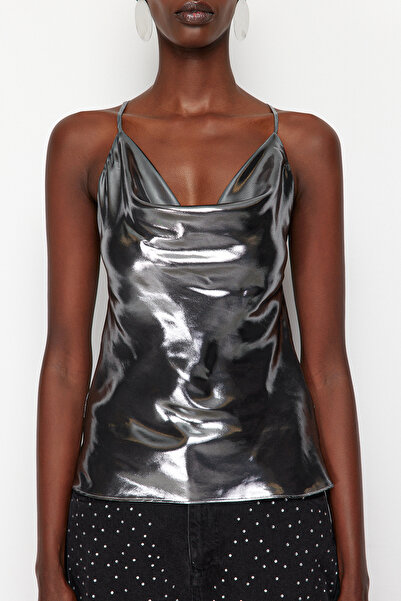 Trendyol Collection Antracitová lesklá halenka s volánkovým límcem TPRSS24BZ00015