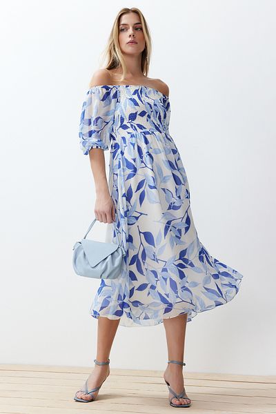 Trendyol Collection Rochie maxi din șifon florală albastră cu guler Madonna - Fusta cu deschidere în talie TWOSS24EL00840