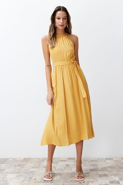 Trendyol Collection Žluté viskózové midi šaty A-Line s ohlávkovým výstřihem a vlečkou Twoss19El0155
