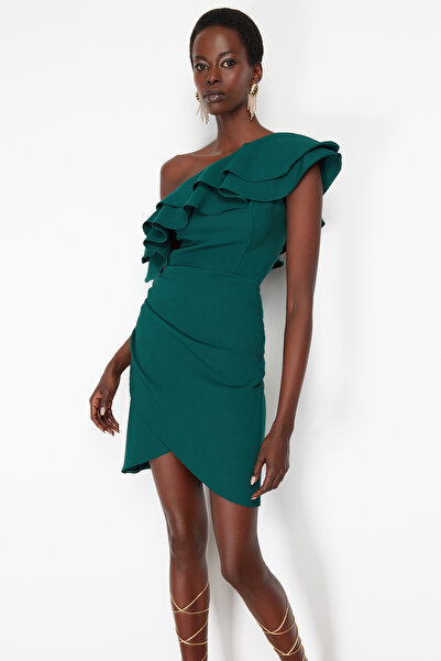 Trendyol Collection Smaragdgrünes, kurzärmliges, gewelltes, gewebtes, kurzes, stilvolles Abendkleid für die Nacht, Abschlusskleid TPRSS24EL00013