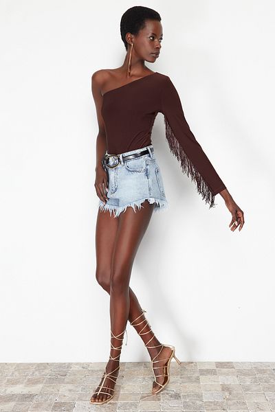 Trendyol Collection Hnědé pletené tělo s jedním ramenem TPRSS24BD00010