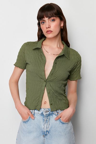 Trendyol Collection Χακί υφή Εφαρμοσμένη/Εφαρμοσμένη κοντομάνικη πλεκτή μπλούζα TWOSS24BZ00429