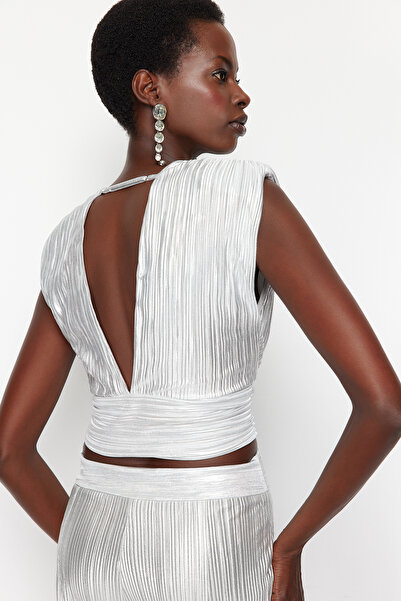 Trendyol Collection Skládaná stříbrná halenka s hlubokým výstřihem do V - TPRSS24BZ00021