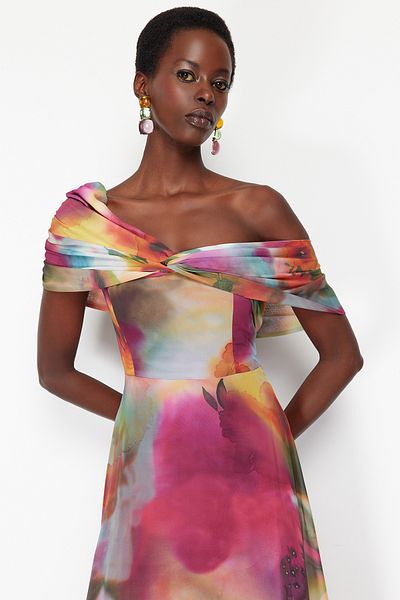 Trendyol Collection Többszínű hosszú estélyi ruha aszimmetrikus nyakkivágással és sifon béléssel - TPRSS24AE00055