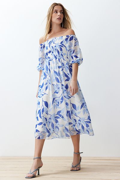 Trendyol Collection Rochie maxi din șifon florală albastră cu guler Madonna - Fusta cu deschidere în talie TWOSS24EL00840