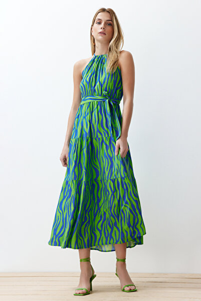 Trendyol Collection Modré tkané šaty s ohlávkou s výstřihem a výstřihem s ohlávkou ke krku shally Maxi TWOSS24EL00872