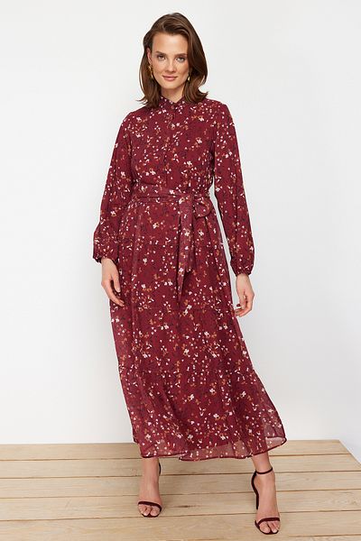 Trendyol Modest Burgunderrotes Kleid aus gewebtem Chiffon mit Blumenmuster, Gürtel und Stehkragen und Futter TCTSS21EL3346