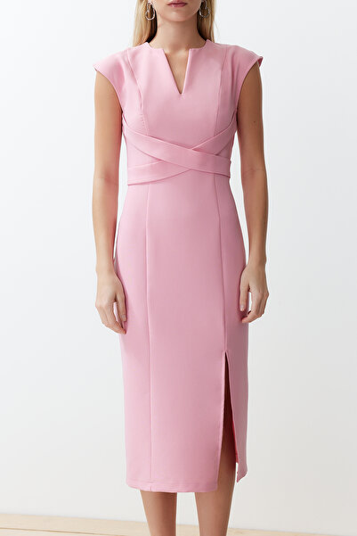 Trendyol Collection V-nyakú rózsaszín midi ceruza szoknya ruha - hasított részletek, testvonalak feltárulnak TWOSS24EL00606