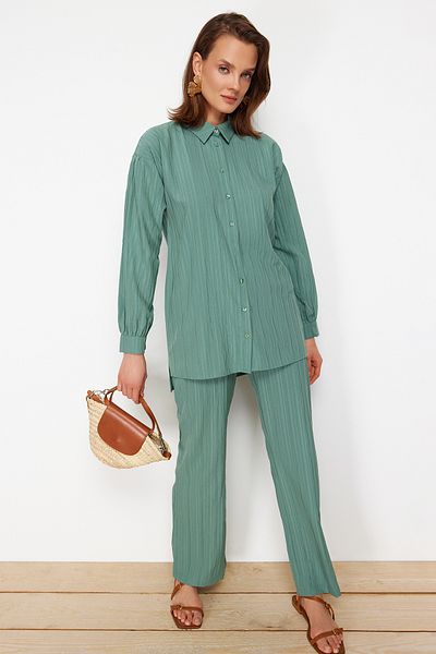 Trendyol Modest طقم قميص وبنطلون منسوج باللون الأزرق الفاتح وطويل وواسع من الخلف TCTSS22US0030