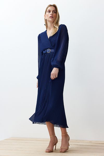 Trendyol Collection Marineblaues A-Linien-Kleid aus plissiertem, gewebtem Chiffon mit Gürtel und Gürtel TWOAW24EL00471