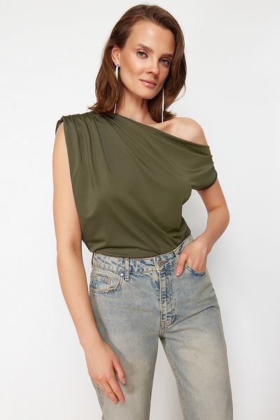 Trendyol Collection Khaki Regular/Normal Fit Asymmetrischer Ausschnitt Zero Sleeve Stretchy Strickbluse mit Druckknöpfen TWOSS24BZ00396