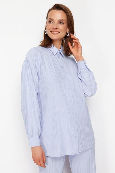 Trendyol Modest Hellblaues gewebtes Hemd-Hosen-Set mit langem Rücken und weitem Bein TCTSS22US0030