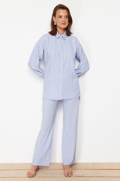 Trendyol Modest Hellblaues gewebtes Hemd-Hosen-Set mit langem Rücken und weitem Bein TCTSS22US0030
