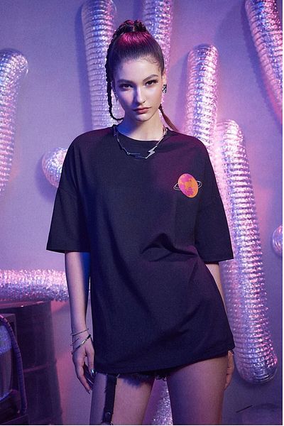 MODAGEN Μπλουζάκι Unisex Black Crew Neck Planet με στάμπα oversize