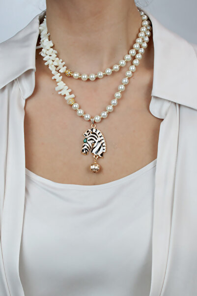 Liveyn Design قلادة من اللؤلؤ والمرجان الزجاجي بطرف الحمار الوحشي