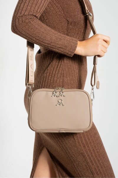 Çanta Trend MONOGRAM 3-ODJELJAK 7-OČKA ŽENSKA TORBA SA PODEŠAVAJUĆIM KAIŠOM