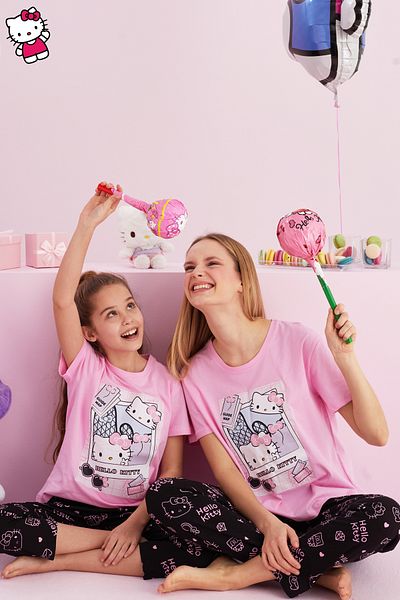 Siyah İnci Hello Kitty Licensed 100% βαμβακερό ροζ πολύχρωμο σετ πιτζάμες με λαιμόκοψη