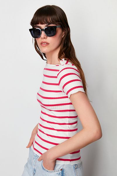 Trendyol Collection Блузка в смужку Fuschia Boat Rock з коротким рукавом RegularNormal Облягаючий силует Блузка з еластичного матеріалу TWOSS24BZ00423