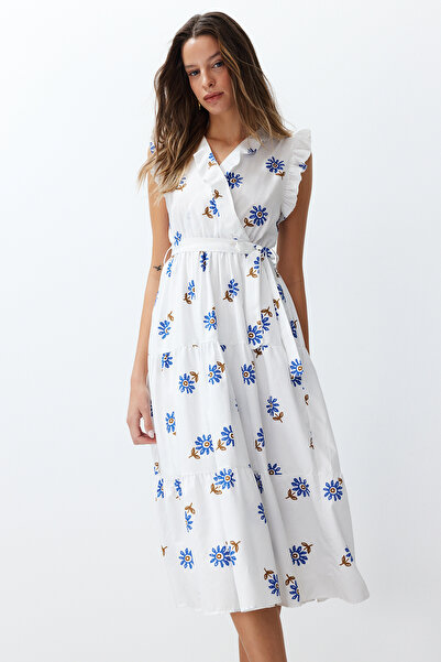 Trendyol Collection Biała sukienka midi z paskiem w kształcie litery A, dwurzędowa, TWOSS24EL00914