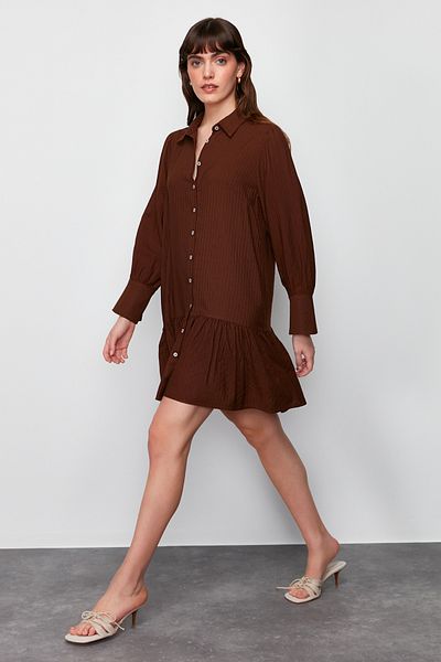 Trendyol Collection Кафява пола и волан, мини тъкана рокля с риза TWOSS24EL00349