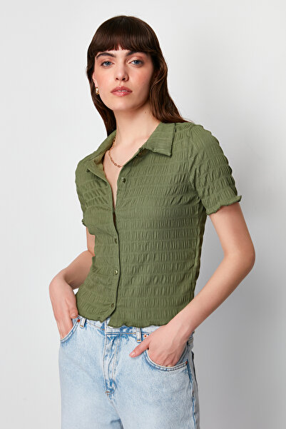 Trendyol Collection Χακί υφή Εφαρμοσμένη/Εφαρμοσμένη κοντομάνικη πλεκτή μπλούζα TWOSS24BZ00429