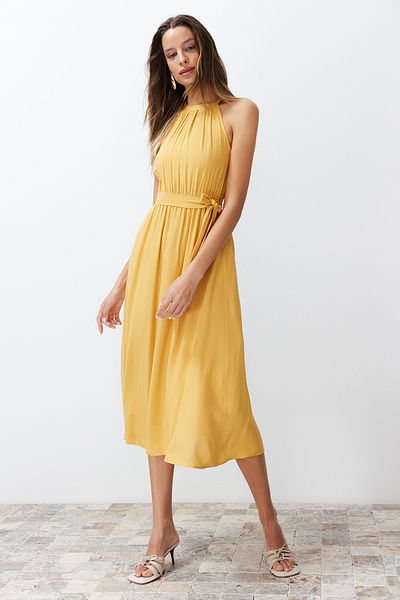 Trendyol Collection Žluté viskózové midi šaty A-Line s ohlávkovým výstřihem a vlečkou Twoss19El0155