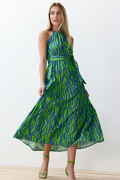 Trendyol Collection Blaues Neckholder-Shiftkleid mit Animalprint und Shally-Maxi-Webkleid TWOSS24EL00872