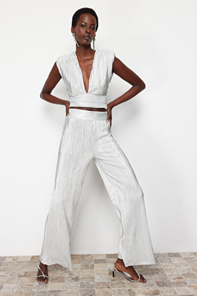 Trendyol Collection Skládaná stříbrná halenka s hlubokým výstřihem do V - TPRSS24BZ00021