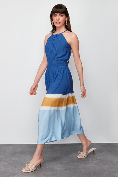 Trendyol Collection Ecru-blaues A-Linien-Maxikleid aus Viskosegewebe mit Gipe-Detail an der Taille TWOSS24EL00658