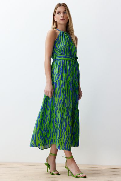 Trendyol Collection Blaues Neckholder-Shiftkleid mit Animalprint und Shally-Maxi-Webkleid TWOSS24EL00872