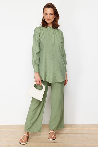 Trendyol Modest بدلة منسوجة باللون الأخضر بنصف فتحة مخفية على الكتف وبنطلون TCTSS22US0098