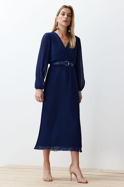 Trendyol Collection Marineblaues A-Linien-Kleid aus plissiertem, gewebtem Chiffon mit Gürtel und Gürtel TWOAW24EL00471