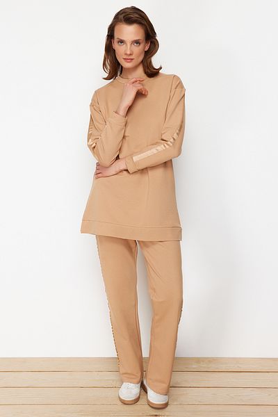 Trendyol Modest Detailliertes Strick-Trainingsanzug-Set mit Nerzstreifen TCTAW23EN00049