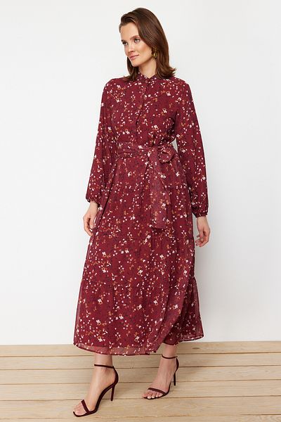 Trendyol Modest Burgunderrotes Kleid aus gewebtem Chiffon mit Blumenmuster, Gürtel und Stehkragen und Futter TCTSS21EL3346
