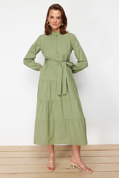 Trendyol Modest Hellkhakifarbenes, gewebtes Kleid mit Häuptlingskragen und Knopfdetail und Gürtel TCTSS21EL3343