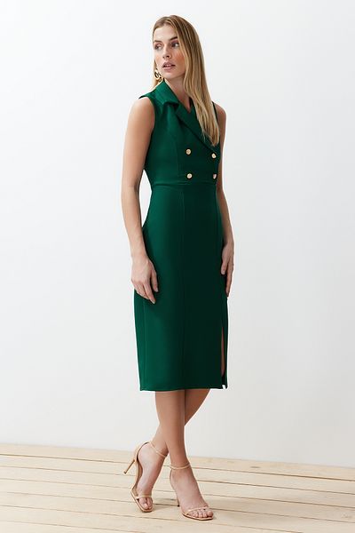 Trendyol Collection Smaragdgrünes Midikleid – Knopfdetail und geschlitzter Bleistiftrock TWOSS23EL02256
