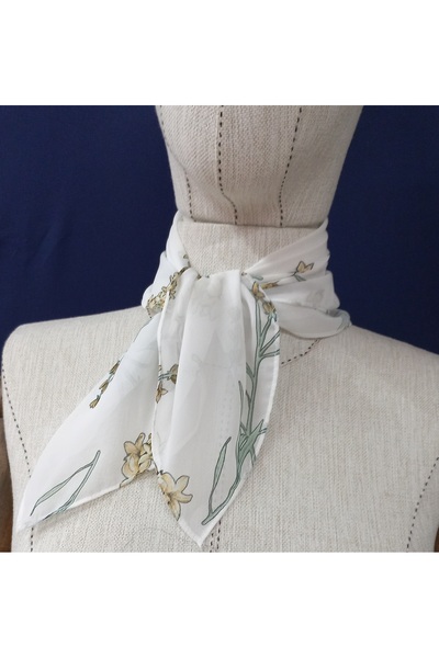 es moda shop Φουλάρι σιφόν με μοτίβο Alaina σε λευκό-πράσινο χρώμα