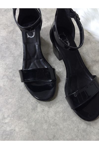 İmerShoes Sandale de damă din piele lacuită neagră - curea la gleznă, față deschisă, o singură curea, toc gros 149