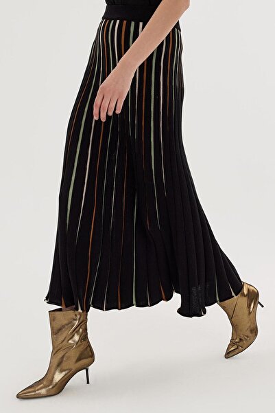 KB STUDIO Mint Colored Accordion Form Knitwear Skirt