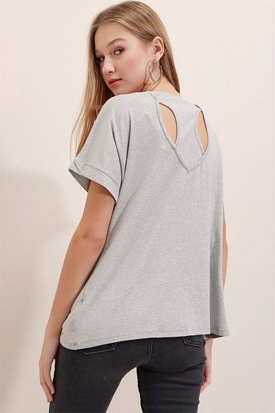 AQE FASHION Γυναικεία μπλούζα με λεπτομέρεια σε γκρι λαιμόκοψη