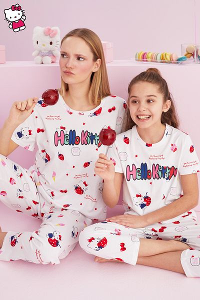 Siyah İnci Hello Kitty Licensed 100% βαμβακερό λευκό πολύχρωμο σετ πιτζάμες με λαιμόκοψη