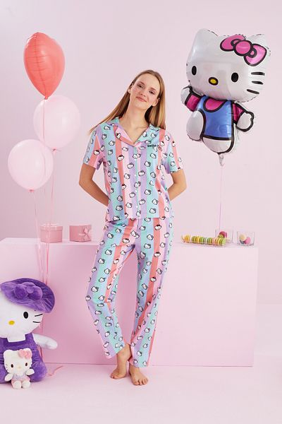 Siyah İnci Set de lenjerie de dormit cu nasturi multicolore, cu licență Hello Kitty, 100% bumbac