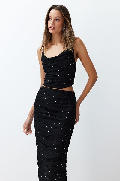 Trendyol Collection Schwarze kurze Bluse aus gestricktem Tüll mit glänzendem Steindetail - TPRSS24BZ00028