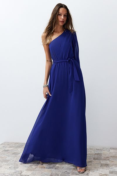 Trendyol Collection Saks šifonové večerní šaty s jedním rukávem a doplňky - Dlouhé večerní šaty střihu do A TPRSS24AE00085