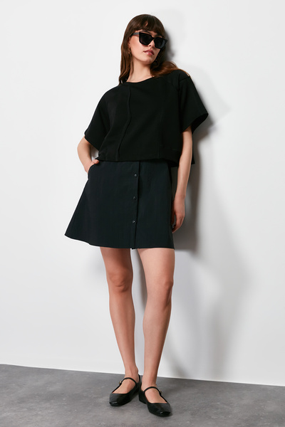 Trendyol Collection Černá parašutistická sukně Detailní Crew Neck Mid Pletené tričkové šaty TWOSS24EL00191