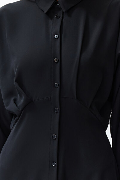 Trendyol Modest Tctss24Eb00011 černé košilové šaty na knoflík s detaily pasu