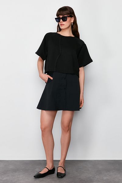 Trendyol Collection Černá parašutistická sukně Detailní Crew Neck Mid Pletené tričkové šaty TWOSS24EL00191