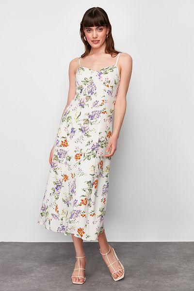 Trendyol Collection Bílé květinové vzorované midi tkané šaty s podšívkou v pase TWOSS24EL00446